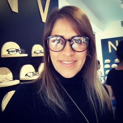Mujer poderosa, amorosa y honesta, diseñadora gráfica, trofóloga, maestra, terapeuta de cristales.