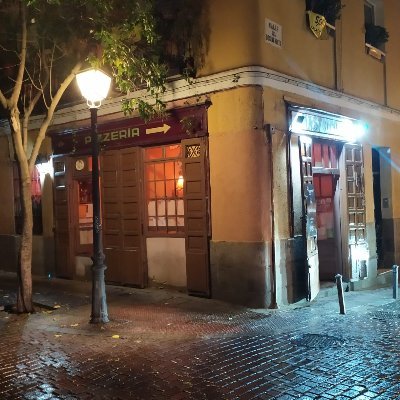 Excelentes pizzas y empanadas argentinas. Desde 1981 en Madrid ¡este es el auténtico Mastropiero! No te conformes con imitaciones.
Abierto todos los días noche.