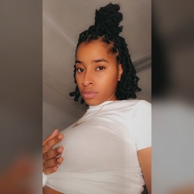 _CelestinaL's profile picture. ✨Half of us chasin’ fountains of youth and it’s in the present now✨