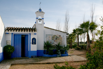 El Hotel Rural El Pantano se haya enclavado en plena dehesa extremeña,a muy pocos km de Mérida y Montijo en la provincia de Badajoz.