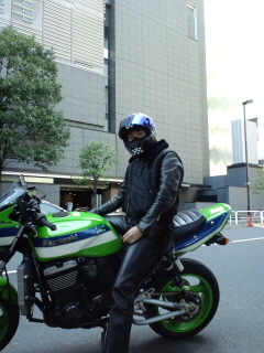 はじめまして(^^ )名前は近松門左衛門と申します。
ウソです( ̄- ̄)
精神年齢16歳のバイクオヤジです…幾つになっても子供です…。
困ったものです(笑)
あ、車はスイフトスポーツ乗ってます(^_^)v
Zc32sデス。
宜しくお願いします。