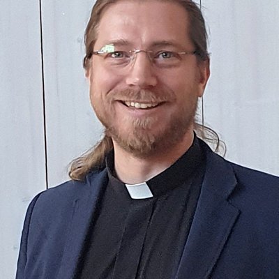 Human and priest. Just and sinner. Father and nerd. RT != medhåll