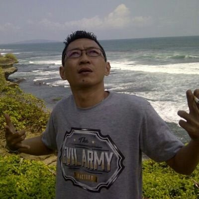 BerlaluSyahroni's profile picture. Pecinta angin anginan!! Pecandu Rokok Penikmat Kopi *AllahMahaAsik* #Bandung