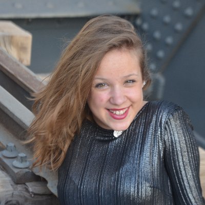 Malagueña y a la vez Valenciana. Amante del deporte, la música y la educación. Maestra de Educación Primaria (Educación Física). Máster de Psicopedagogía