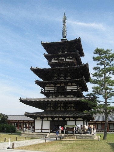 京都・奈良の古寺、神社仏閣散策が大好きです、またロマンを探しに大和路の古墳を歩いています、特に大和路大好き人間です。大和路の穴場いつでもTWITTER　で案内しますよ。詳しくは下記ホームページを覗いてください。