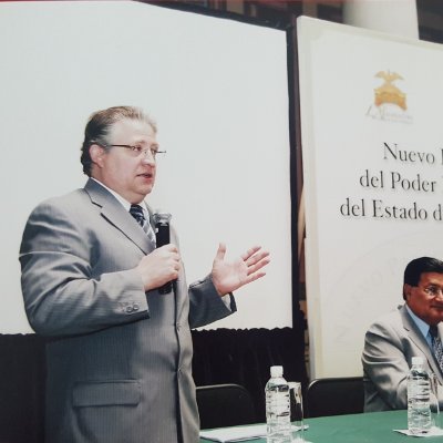 En mis años de actividad política he aprendido que lo más importante es servir a lo demás.