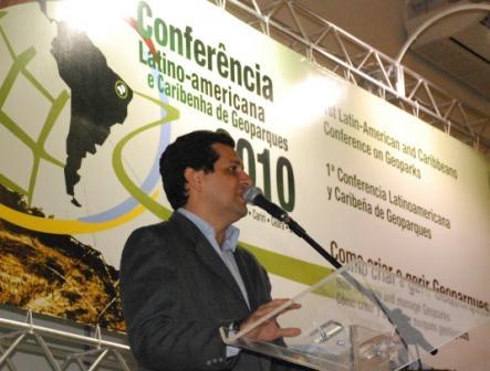 Professor de Direito da Urca. Ex-Reitor, Advogado, Membro do Comitê Científico do Geopark Araripe Mundial da UNESCO.