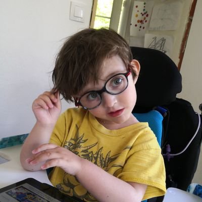 Petit garçon, 5 ans, atteint d'une forme très sévère de #DMC #LAMA2 #DystrophieMusculaireCongenitales #cureCMD #Myotwitter #myopathie ♿🇨🇵