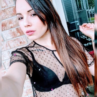Soy una mujer emprendedora, con muchas metas y sueños por cumplir, amo ayudar a los demas, soy muy leal y sincera.
