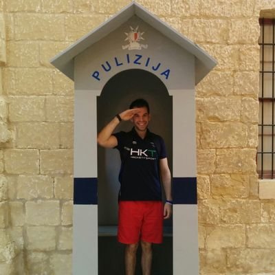 Periodista. Pasaba por aquí, vi luz y decidí entrar.