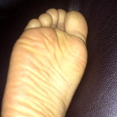 Sexy ebony feet daddy.... Follow my Instagram: ebonyffeet for more content Will do custom videos and pictures at your request *only dm for price board*