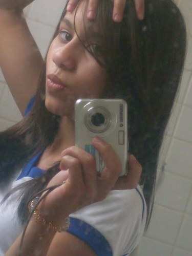 o meu jeito de ser as vezes
incomoda os outros. .
mas eu nao ligo ;)
sou o que sou.
qem nao estiver feliz qê se mate ((y