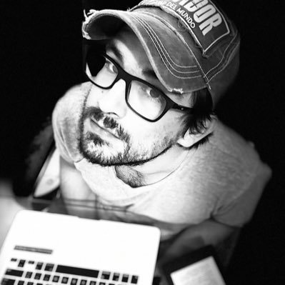 Editor, ciclista, estadígrafo de los mundiales y ajedrecista online. Boxeo bajo la supervisión de un adulto. Amante —y víctima— de la memoria. Bitch I’m poetry
