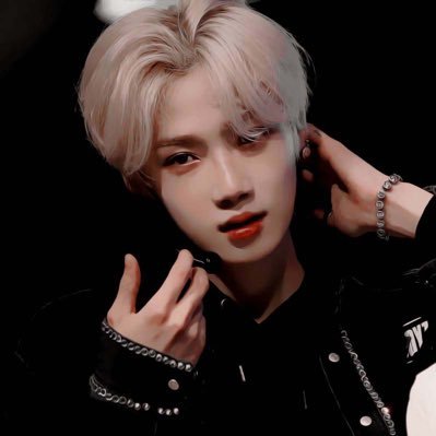 scnsaticnal's profile picture. 𝘶𝘩...