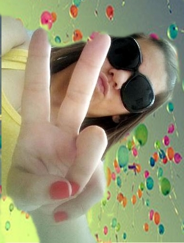 Não preciso afirmar que sou feliz. Não preciso dizer quem eu sou. Quem muito precisa mostrar, é porque não é nada do que diz .