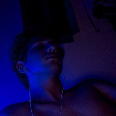 18| welcome to my Twitter page I.e my rant diary| i make stupid threads where i try looking like celebs lmao|