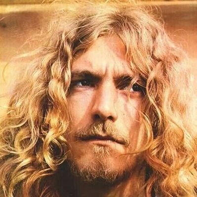 Egresado de la facultad de derecho (LUZ),funcionario de carrera y amante del rock and pop y los deportes.