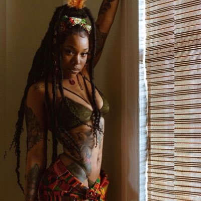 Alternative Visual Arts |Stylist| 31x Published Model 11x Published Creative Director #Vegan🌱 #DMV CEO @ibitehumans Props Pre-Order FroGlitter
