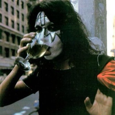 GHOSTBONES's profile picture. grief like a halo around my neck | instagram: shiftingxshape