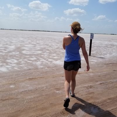 Ambiewoww's profile picture. bored account. always sleepy, always hungry.