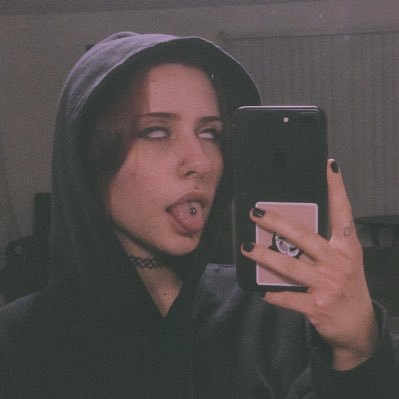 y3ahg1rll's profile picture. levi is 5’2”