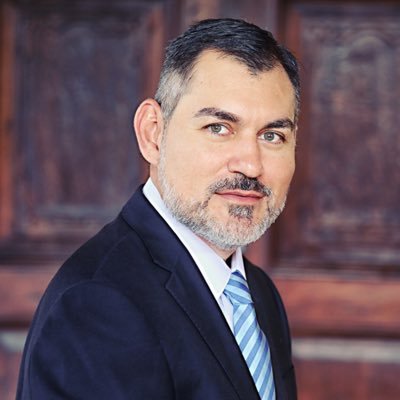 Economista y promotor del relacionamiento constructivo y la comunicación como formas de crecer juntos y construir un mejor futuro para todos.