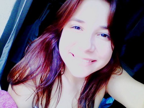 Haha , estilsosa , 16 anos , Fan da Capricho , FILINHAAA daa mamae , (L)  3° twitter , e espero que ngm Hackiee . :]