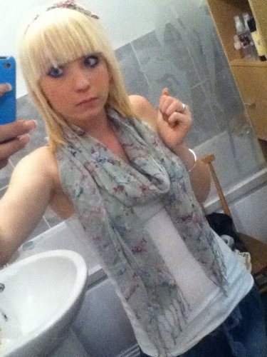Hello#~! 
SiobhanKayleighPotter.
Makeup♥ 
Boyfriend♥
The girls♥
my family♥
Music♥
Blonde hair&& Blue eyes♥!