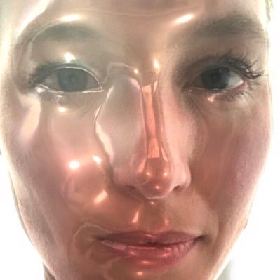 JulPomm's profile picture. Mein Ruin ist Unverstand, kein Märtyrer, nur Komödiant. Nur aus Kälte und Distanz, verleih ich mir den Lorbeerkranz.