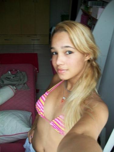 ... dizeram que eu não sou capaz de te fazer feliz .' mais vi que posso tirar um sorriso seu como ninguém. ♫
http://t.co/XgouhfSDy1