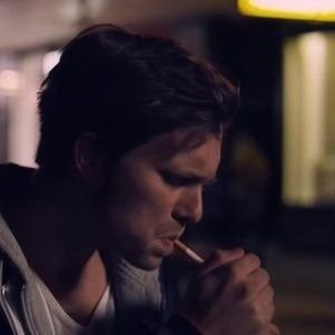 Martin Wallström fuma una sigaretta (o erba)

