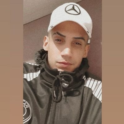 solteiro , sem tatuagem, sem filho , sem passagem . to vivendo atoa parece 😒🤣
