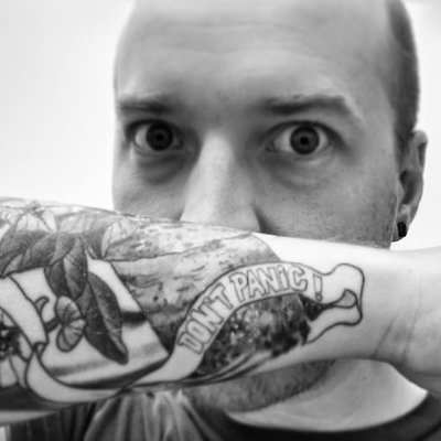 🏢 Engineering manager Google Play.
🔙 Ex-physicist. Ex-Twitter.
❤ Familiar to @moremirto and the #geekling.
🐕 Rescuer.
💀Tattooed troublemaker.
🧠🏳️🌈