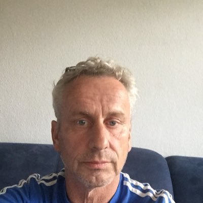 Bin 55 Jahre alt.2 Kinder,geschieden seit https://t.co/R6BOA8vs9P Moment arbeite ich als Taxifahrer bei DT in Hamburg.Bin 1.77 Meter groß