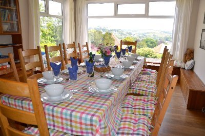 Comfortable spacious home sleeps 12, near Eden Project. Suitable for family celebrations, birthdays, wedding accommodation, admiring the beautiful gardens.