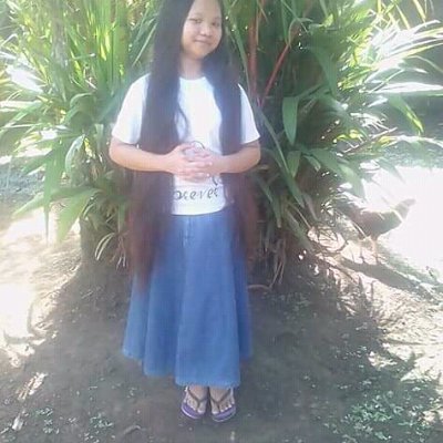 I am a simple girl that loves to praise God