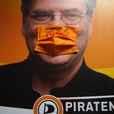 Ledig, Single, keine Kinder, linksgrünliberal u. Antifaschist, also Pirat. Bei der LTW22 DK im WK 25 Hannover-Linden mit 1,2%. Kandidat zur EU-Wahl 2024