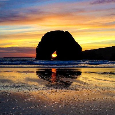 • The finest beaches, cliffs & sunsets 🌅 • Connect to nature & wellness 🧘‍♀️ • Located on the #WildAtlanticWay📍 • Tag #ballybunion 📷