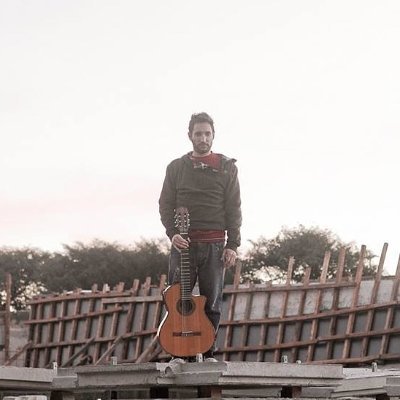 Músico, Productor y Arreglador. Guitarrista, compositor de canciones, y Cantor.