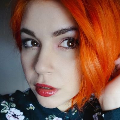 Una 29enne nonsense ma con contenuto. Nella vita perdono tutto tranne delle brutte sopracciglia.
Vivevo in Olanda ma viggiuro che non fumo.