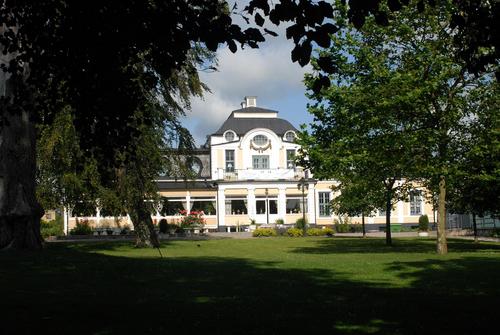 Sjöbo Gästgifvaregård
Hotell, restaurang och catering.

I Restaurangen kan Ni avnjuta Skånsk mat. 
I Oxögat serveras Dagens rätt sju dagar i veckan.