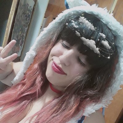 estudiante de medicina 
 licenciada en textil y diseñadora de indumentaria