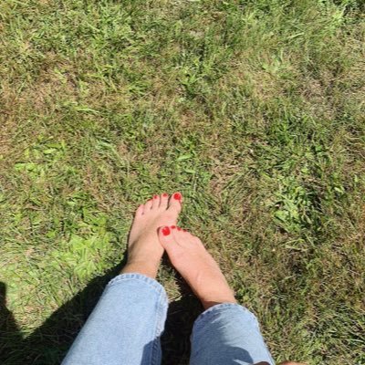 moneyloveuse's profile picture. Lila, jeune femme de 26 ans, française, blonde, yeux bleu, curvy. Etudiante coquine qui vend des photos de ses pieds. #feetlover #feetfetichism #ilovefeet