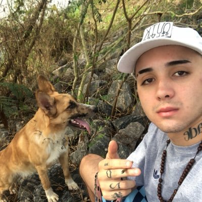 Vou pra dentro do problema fazendo sinal da cruz, não busco proteção do homem meu escudo é Jesus!!
