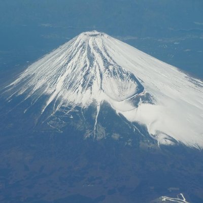 まるみえ放送の残党。放射線のそれなりに詳しい人で化学出身。鉄道と船と飛行機とバスのマニア。ワインと日本酒とウヰスキーが大好き。普段は単車転がしたり、海に潜ったりする趣味もあったりする。大昔に少しだけ吹奏楽部でパーカショニスト。