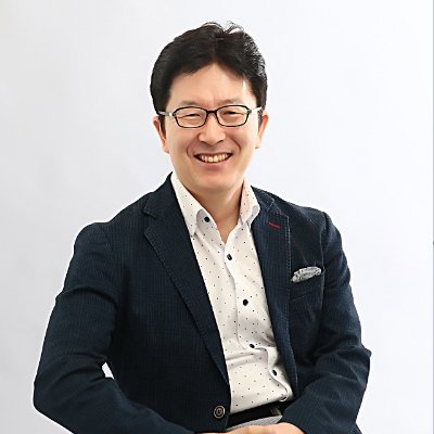 sharelife7's profile picture. 아시아나항공 인재개발팀에서 10여년간 대졸공채, 승무원공채 면접관을 하고, 그렇게 뽑은 젊은이들에게 꿈을 가르치고, 내 꿈을 찾고 이루는 노하우와 시스템에 대한 책을 썼습니다. 지금은 개인 코치, 강사, 작가로서 누군가의 꿈이 현실이 되도록 돕는 드림멘토로서의 삶을 살고 있습니다.