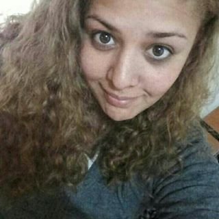 mama de 3 hermosos peques,empleada,jugadora femenina de Handball.
(madre-tia-hermana e hija a la vez) :)