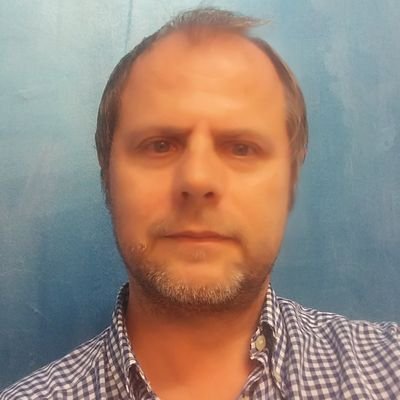 Pare d'una nena encisadora.
Dret i Comerç internacional, vaig ser llibreter premiat i conseller de Nou Barris.
Federalista i esquerrà pels mateixos motius