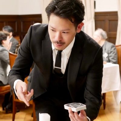 ラグジュアリーブランドや企業のパーティなど、全国にマジックを届けています。特別な時間を、もっと特別にするのが私の仕事です。実は2つの会社の経営者でもあります。難しい話はほどほどに、マジシャンとしての活動内容や、プライベートなお話、日々の想うことをカジュアルに綴っています。シーシャとカレーが好き。フォローはお任せします。