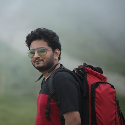 ভীরুতার বুকে লাথি মেরে, লাল ঝান্ডা ওড়াই...